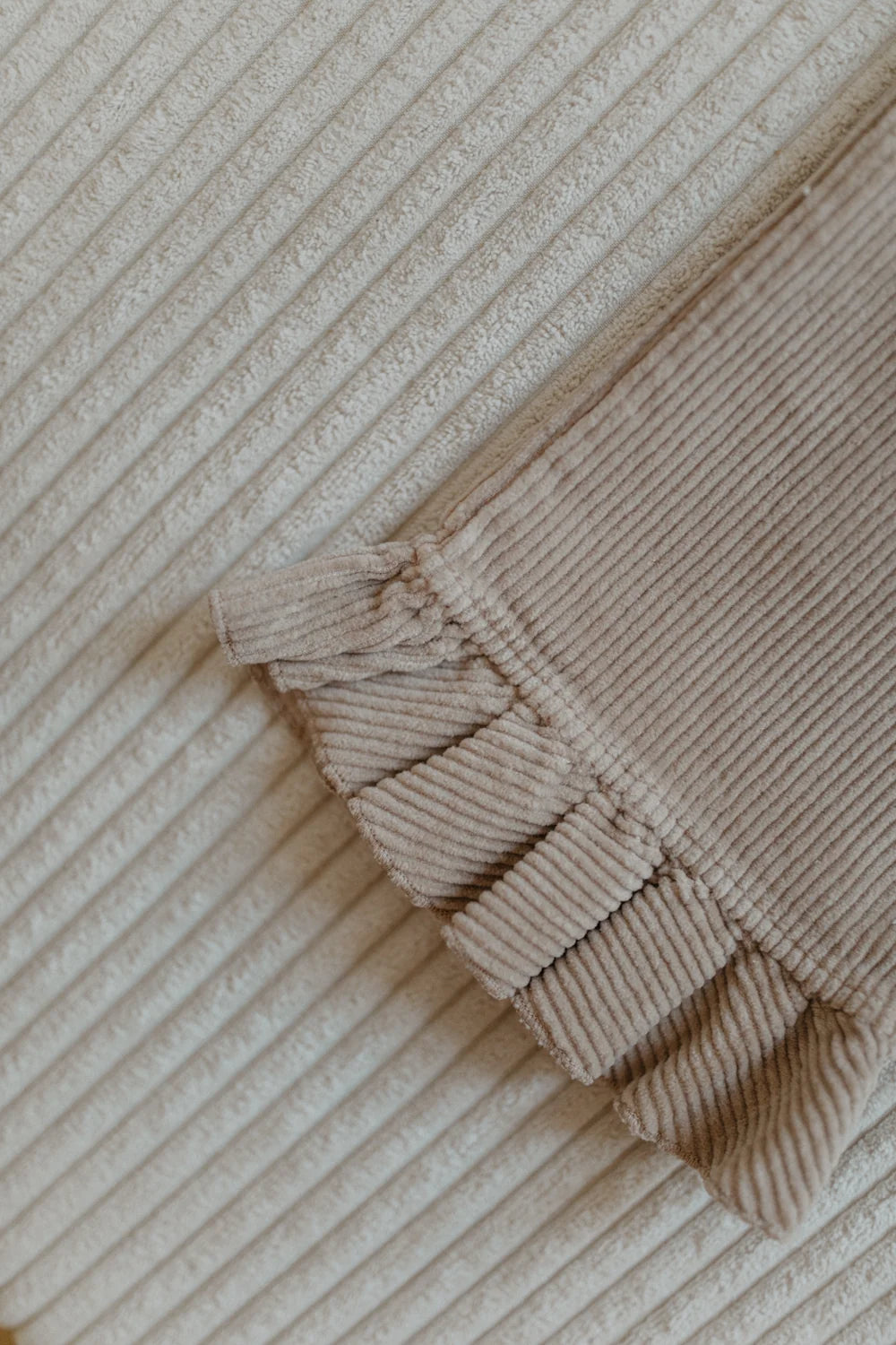 Leevje Cordhose mit Rüschen